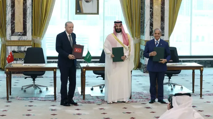 Saudi Arabia, Turkey, and Pakistan sign joint defense agreement in Makkah