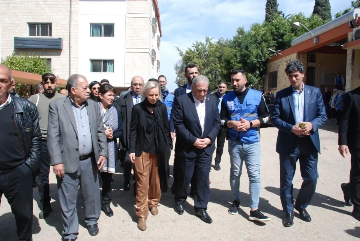 سفير فلسطين لدى لبنان يتفقد النازحين في مركز سبلين