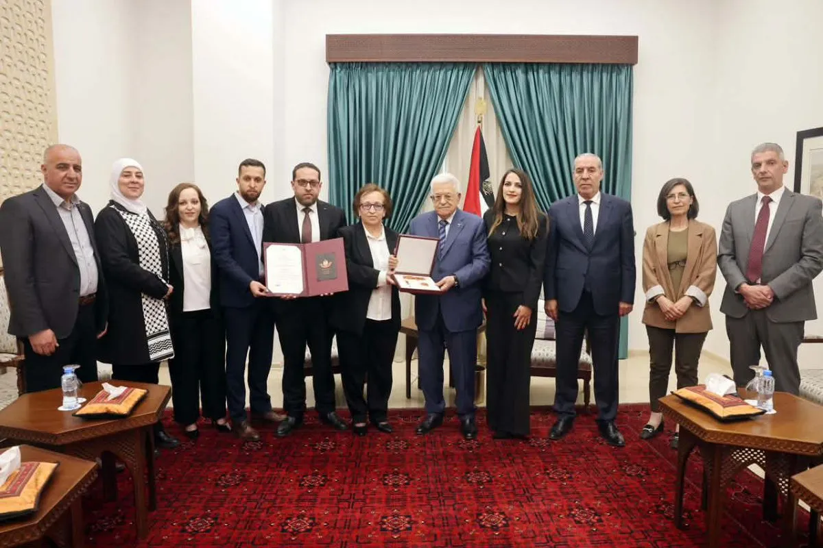 الرئيس يمنح القائد الوطني الراحل قدري أبو بكر نجمة الاستحقاق من وسام دولة فلسطين