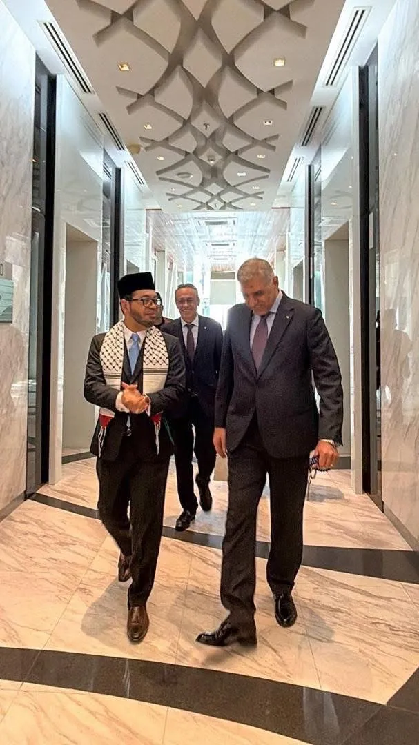 السفير القدرة يبحث مع وزير الشؤون الدينية الماليزية آخر المستجدات في فلسطين