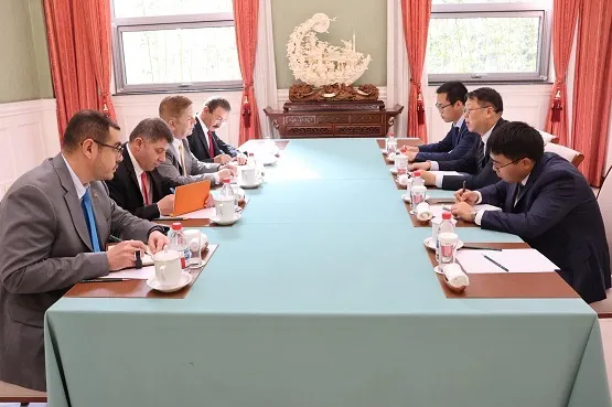 عواد يطلع مسؤولاً صينياً على الأوضاع في فلسطين