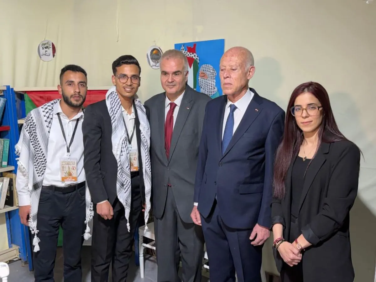 الرئيس التونسي يزور جناح فلسطين في معرض تونس الدولي للكتاب