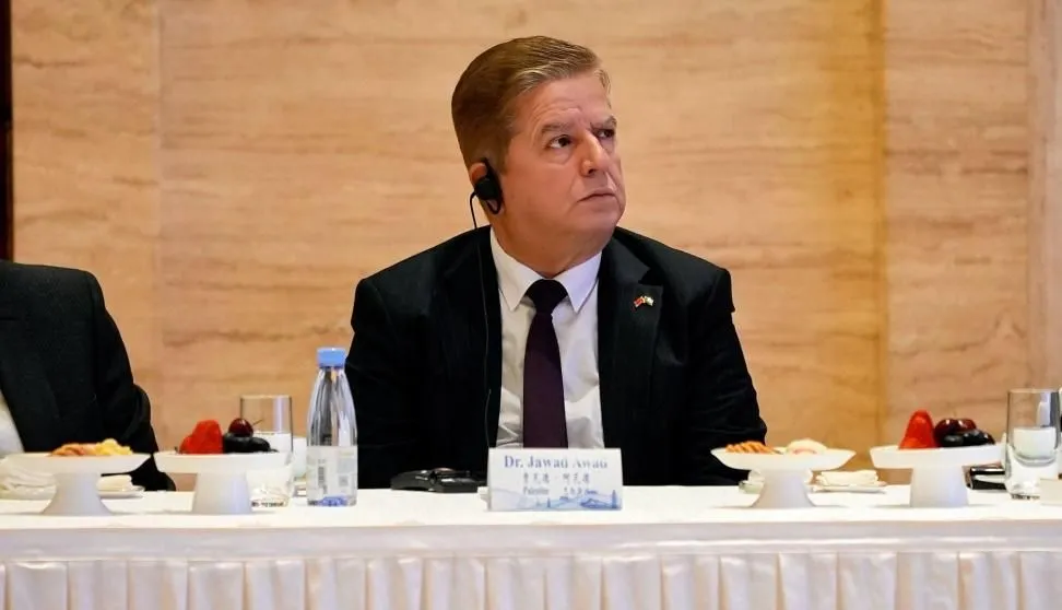 السفير عواد يناقش مع مسؤول صيني آخر التطورات في فلسطين وتعزيز التعاون الثنائي