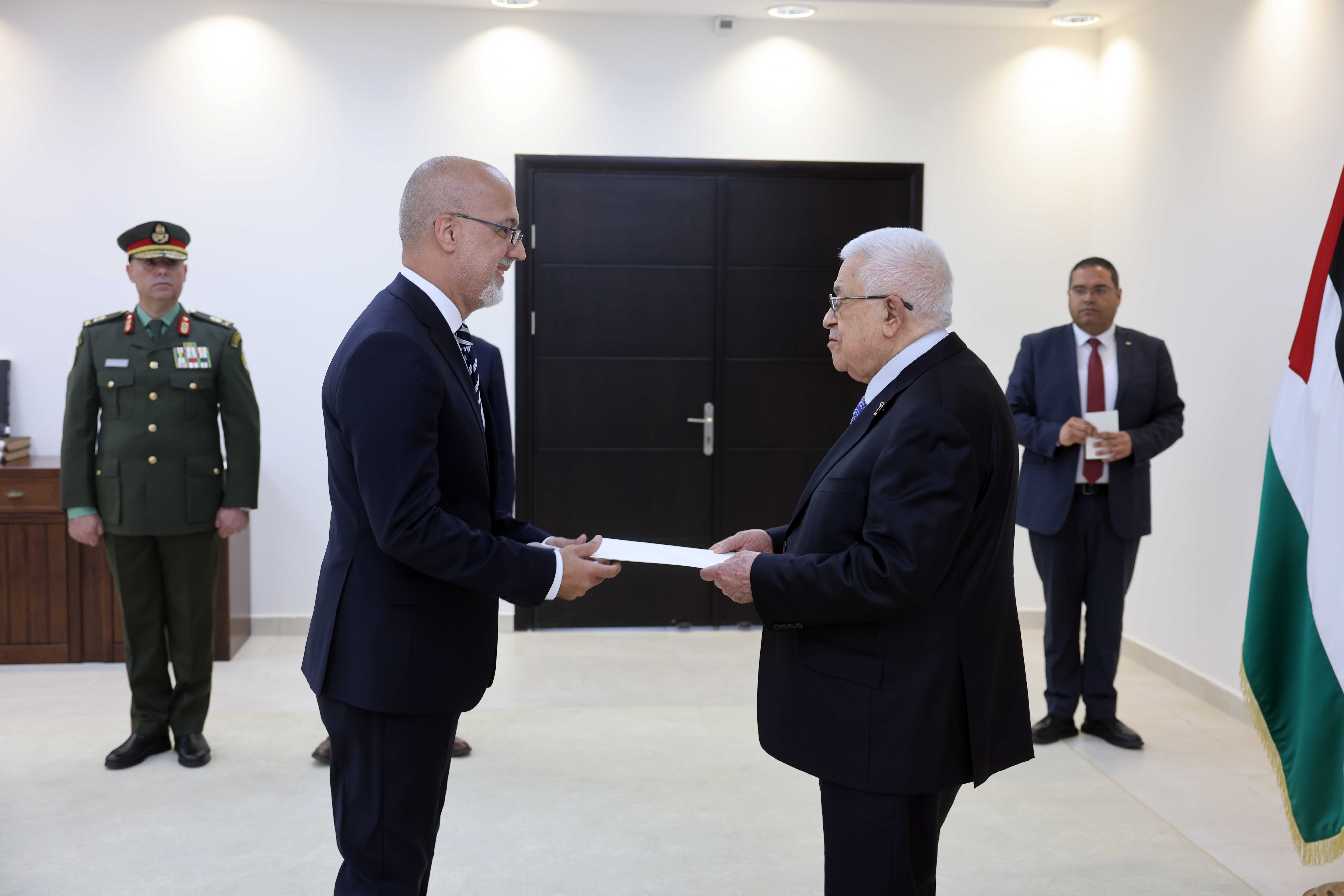 الرئيس عباس يتقبل أوراق اعتماد السفير البرازيلي الجديد لدى فلسطين | شبكة يافا الإخبارية