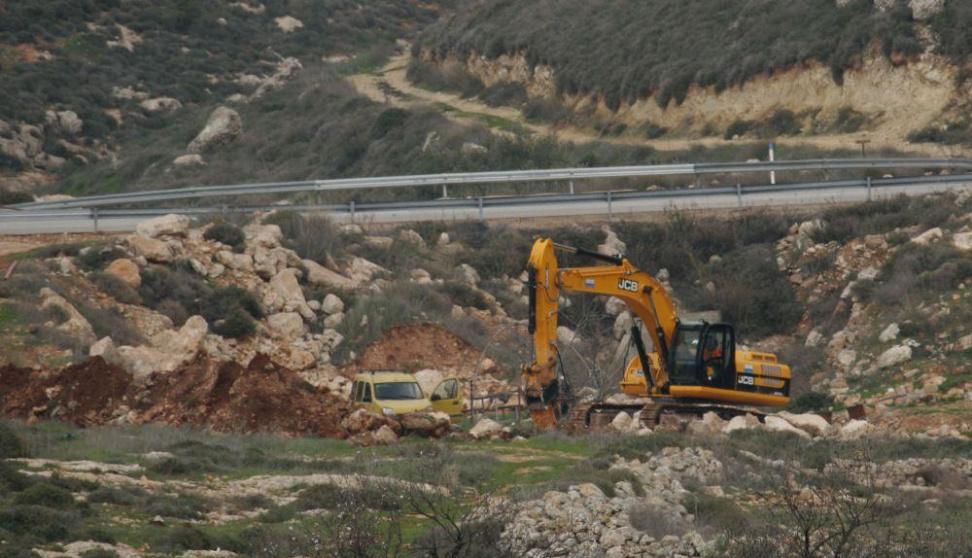 مستعمرون يجرفون أراضي ويقتلعون 80 شجرة غرب سلفيت | شبكة يافا الإخبارية