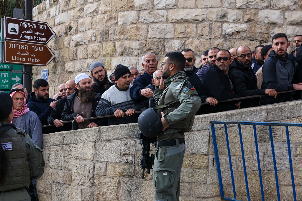 الاحتلال منع وصول الآلاف...15 ألف مصل يؤدون صلاة الجمعة في المسجد الأقصى | شبكة يافا الإخبارية