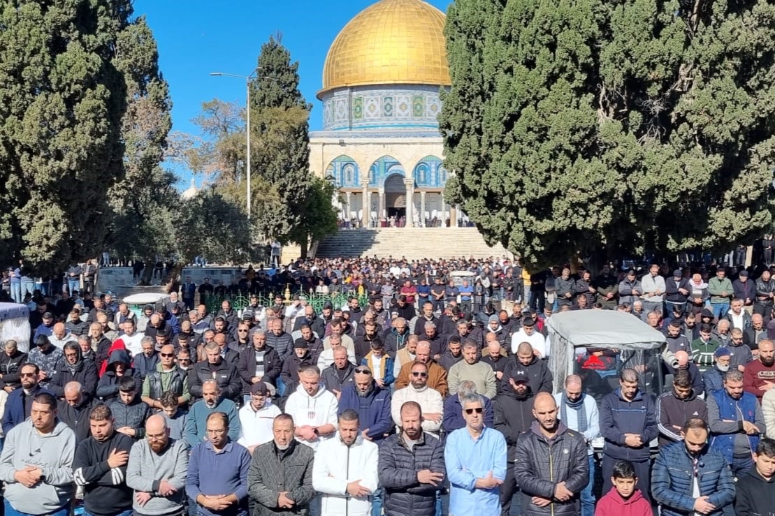 60 ألفا يؤدون صلاة الجمعة في المسجد الأقصى | شبكة يافا الإخبارية