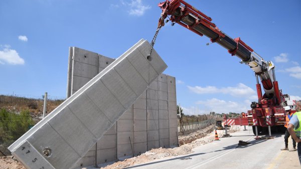 الاحتلال يُحصن الطرق المؤدية لمستوطنات غلاف غزة بجدران خرسانية عالية.. | شبكة يافا الإخبارية