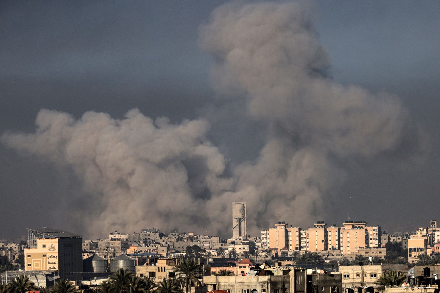 10 شهداء في قصف الاحتلال مدرسة تؤوي نازحين في جباليا ومنزلا في الشجاعية | شبكة يافا الإخبارية