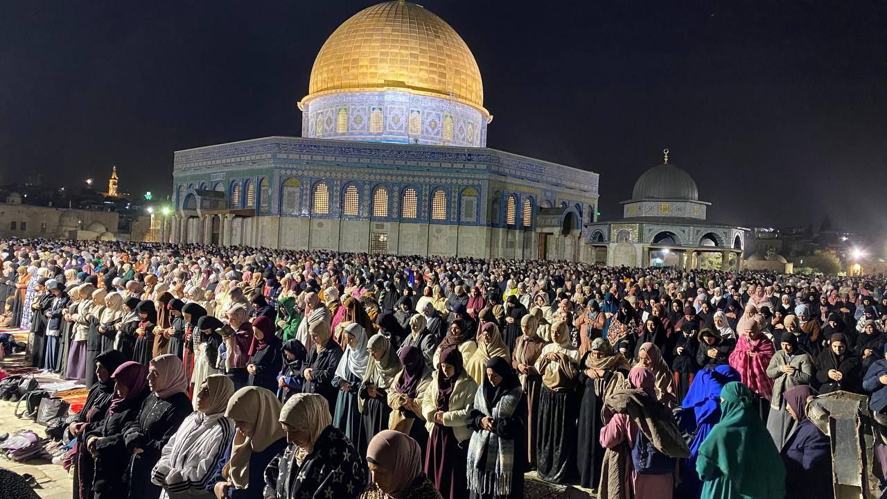 أداء 90 ألفًا صلاتي العشاء والتراويح في رحاب المسجد الأقصى | شبكة يافا الإخبارية