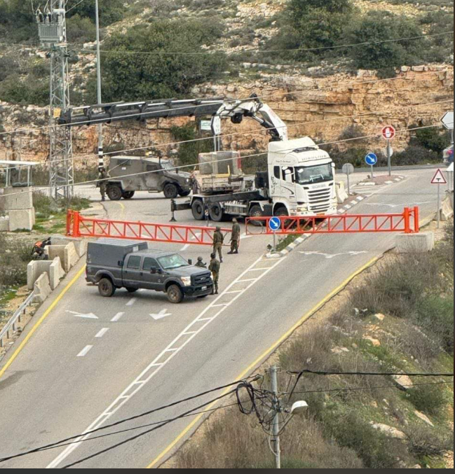 الاحتلال ينصب بوابة حديدية عند المدخل الشمالي لبلدة بيرزيت | شبكة يافا الإخبارية