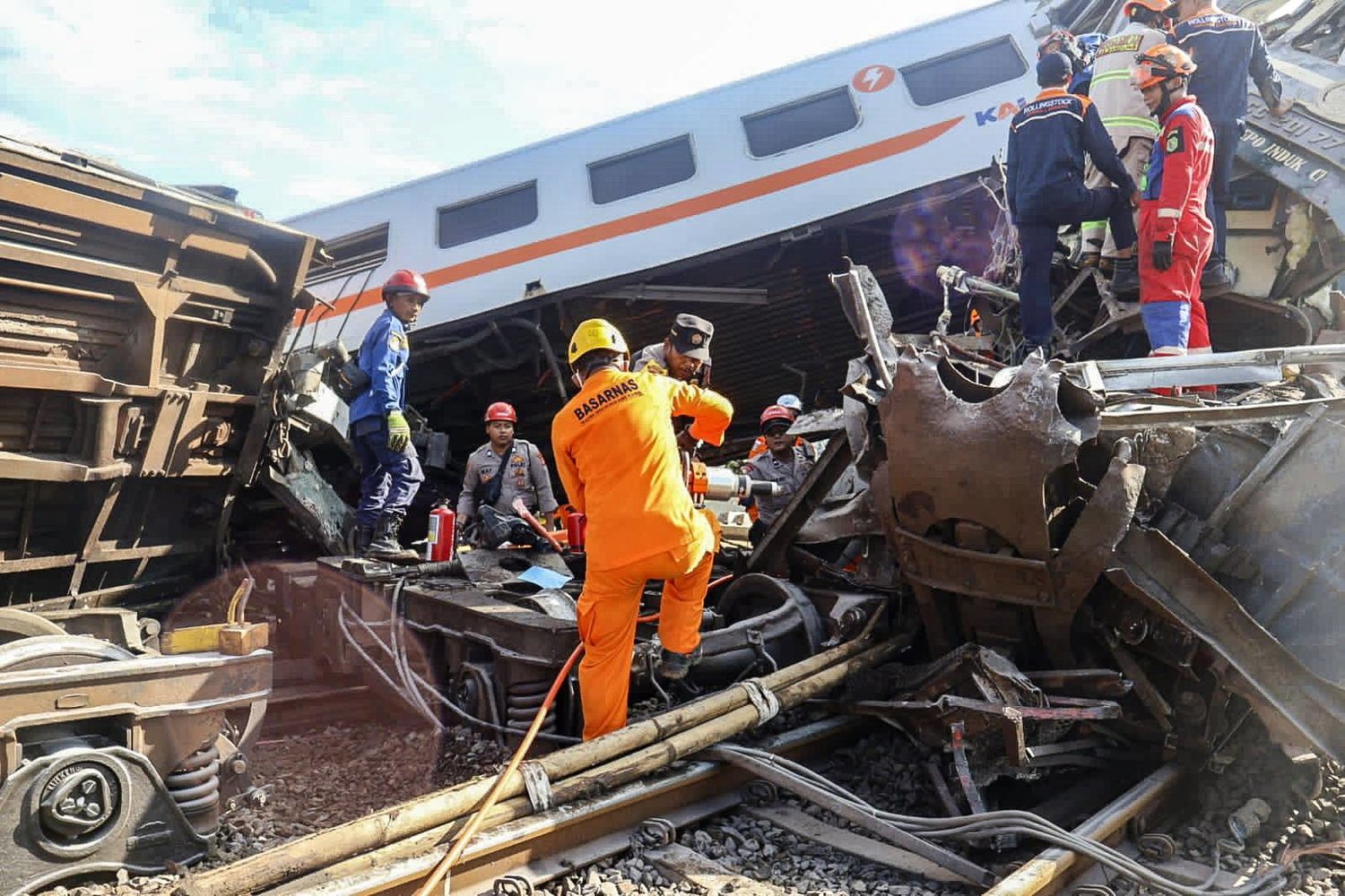 ثلاثة قتلى و28 جريحاً على الأقل في تصادم بين قطارين في إندونيسيا | شبكة يافا الإخبارية